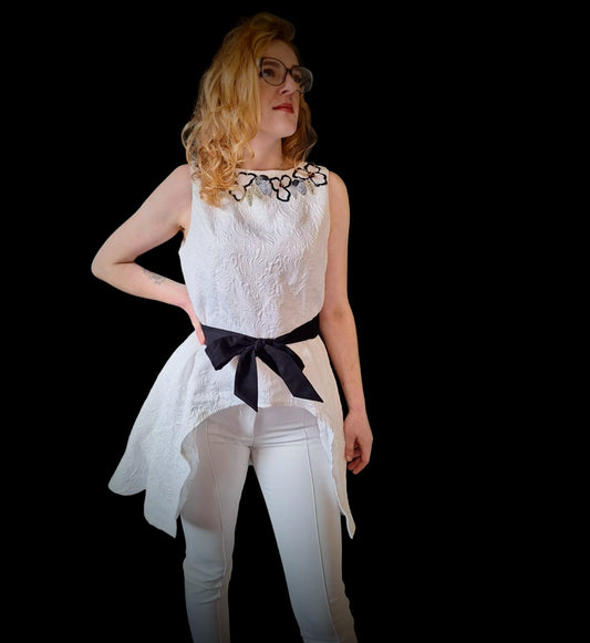 Beautiful hand-embroidered white dress for parties, cocktails and casual wear. Made entirely from recycled fabrics.